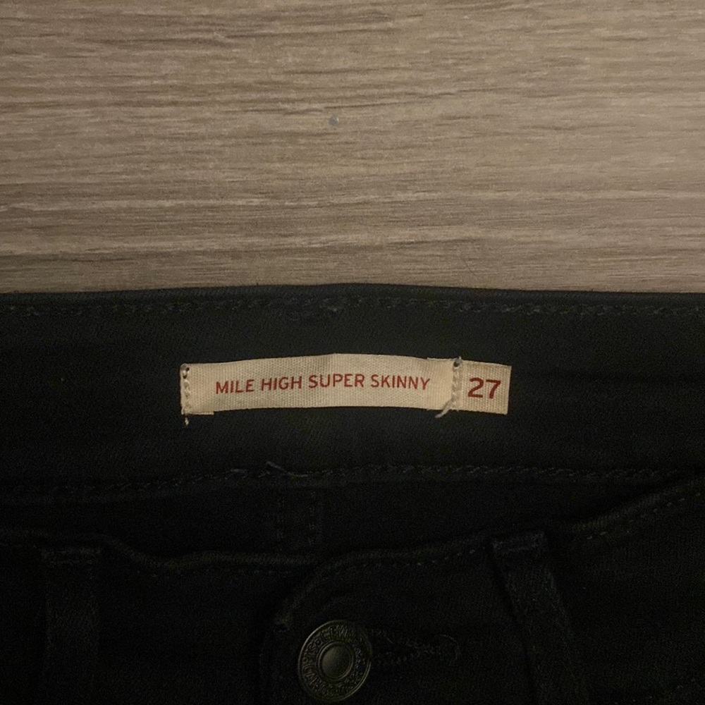 Black high-rise Levi skinny jeans size 27
